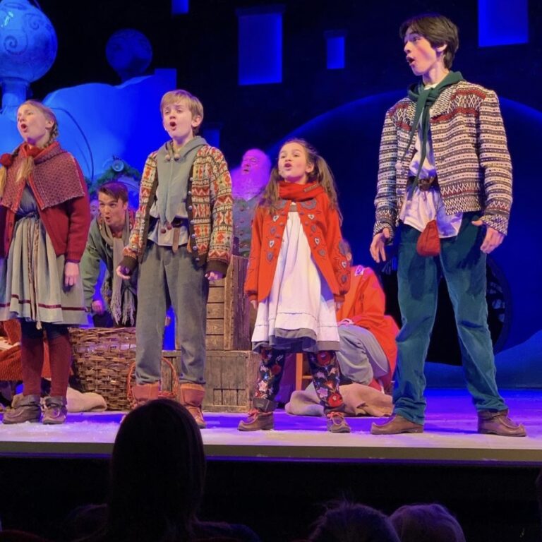 I denne scenen i «Snøfall» jobbes det for å oppfylle barnas ønsker til jul. Fra venstre: Victoria Øvstegård Engerdahl, Sindre Seip, Marielle Chacon og Oliver Eidem Nyeng.