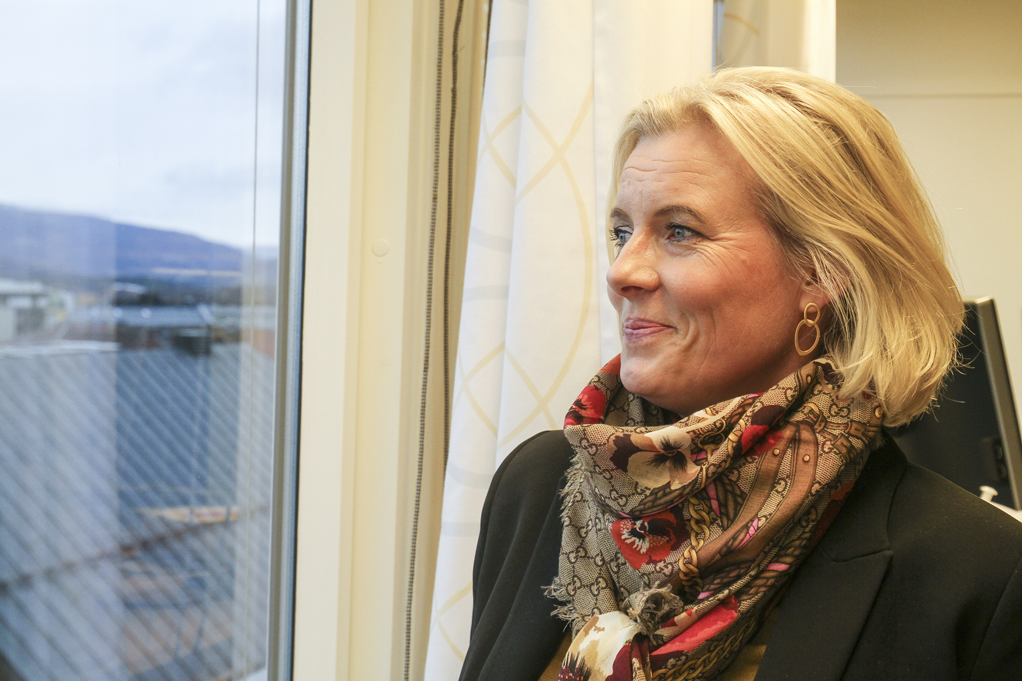 Fra ordførerkontoret i sjette etasje i kommunehuset har Ingunn en fantastisk utsikt utover mot Mjøsa, gågata og nedre del av Lillehammer by.