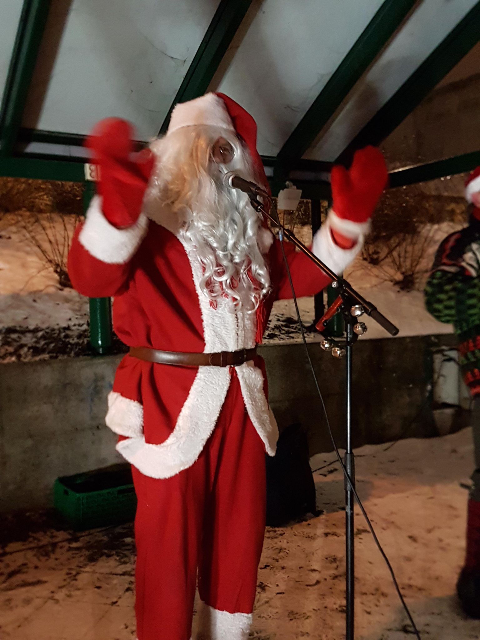 Nissefar vil underholde barna med eventyrlesing.