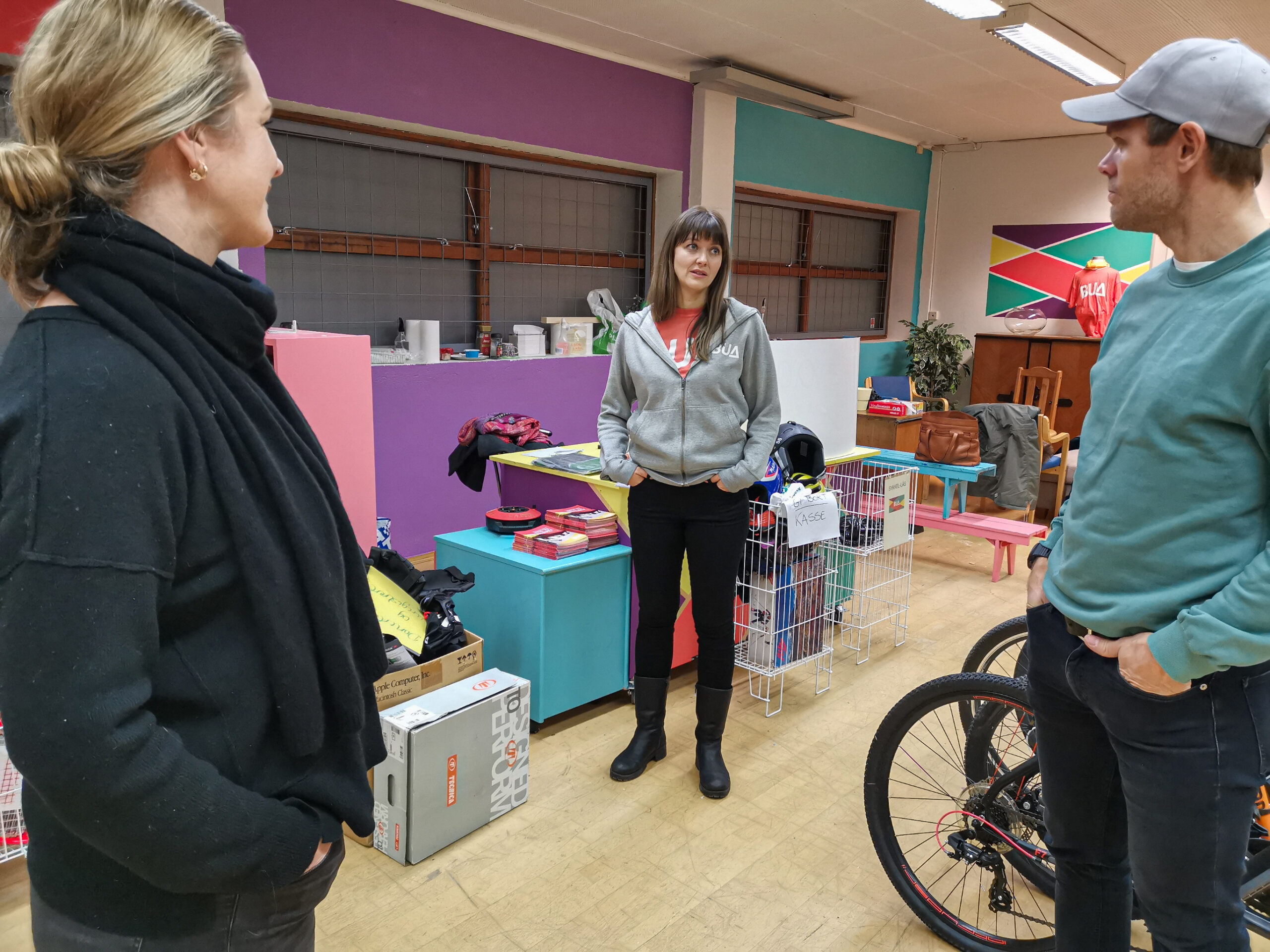 Kathrine Kolgrov er veldig takknemlig for alle som tenker på BUA og ikke minst bidrar med støtte. Her ved Annette Sæther Saghaug (t.v.) fra Ladies Circle og Henrik de Geer fra Round Table.