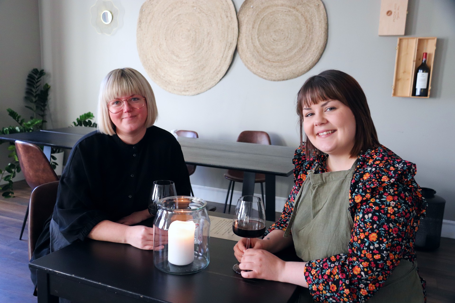 Mandag-onsdag holder Kafe Bohem åpent fra 11-17, torsdag-lørdag 11-23 og søndag 12-16.