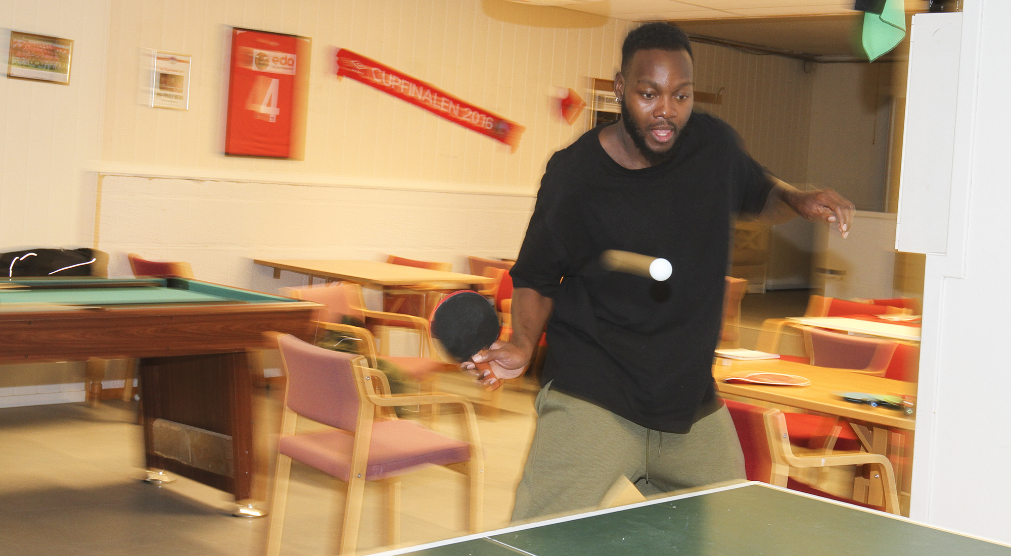 Riffi er takknemlig for måten han er blitt integrert på i Kongsvinger. I kjelleren på Gjemselund utfordrer han lagkameratene i bordtennis.