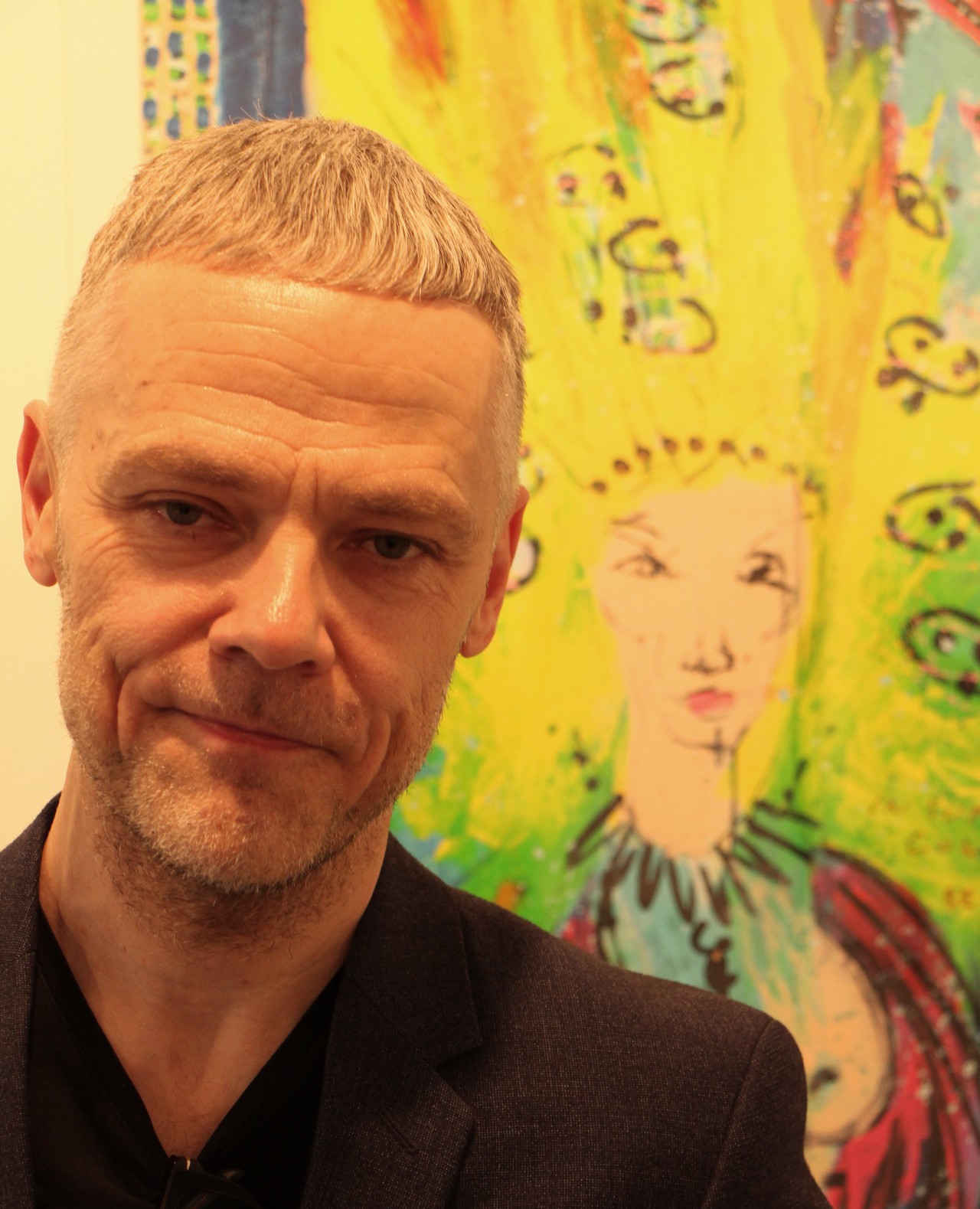 Kenneth Stensholt i Galleri design, foran sitt favorittmaleri av Ari Behn, kalt «Medusa»