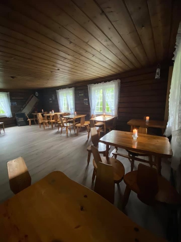 Skihytta på Tjernsli er pusset opp. Til vinteren holder KIL-Ski den smittesikkert åpent lørdager og søndager fra 9. januar.