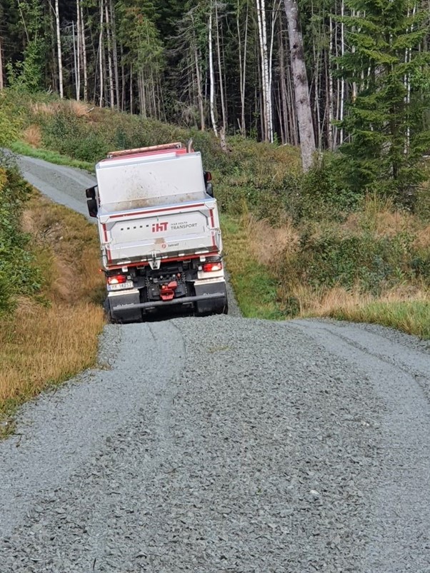 Steinbittvegen opp til Skihytta har fått et gruslag. Ivar Holth Transport stilte med bil.
