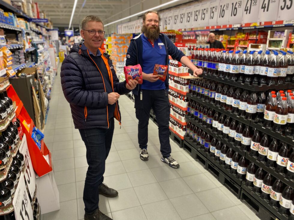 Regiondirektør Jon Kristiansen i NHO Innlandet og kjøpmann Raymond Olavi Pakarinen i Rema 1000 Kurudsand.