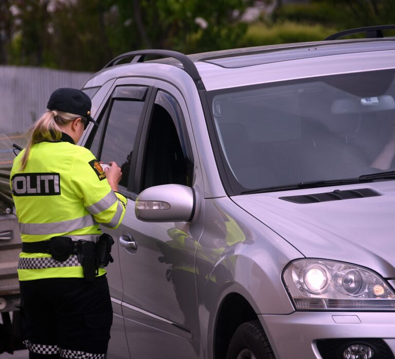 Bilføreren i 50-årene kjørte to ganger med promille på langt under ett år. Nå må hun i fengsel.