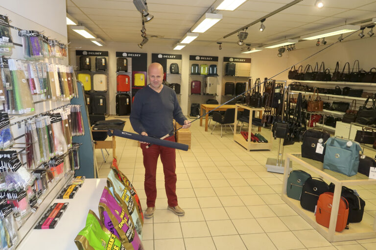 Fra sine lokaler på Rasta driver Rune Brakalsvålet som grossist innen fluefiske, dyrefôr og kofferter - i tillegg til andre relaterte produkter.
