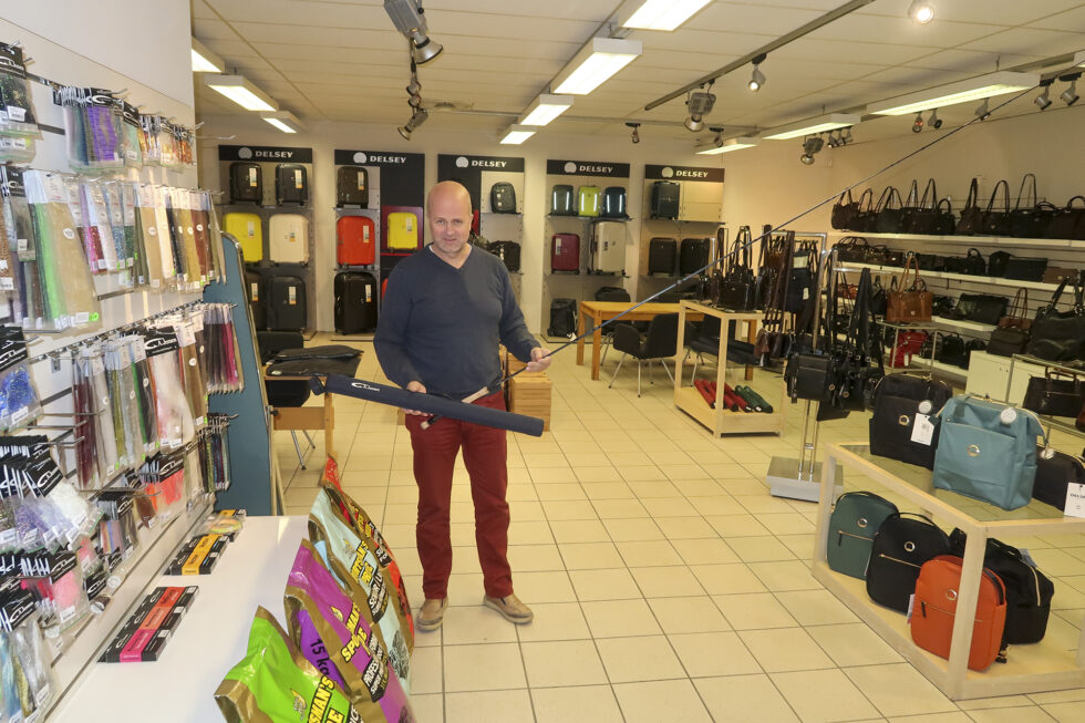 Fra sine lokaler på Rasta driver Rune Brakalsvålet som grossist innen fluefiske, dyrefôr og kofferter - i tillegg til andre relaterte produkter.