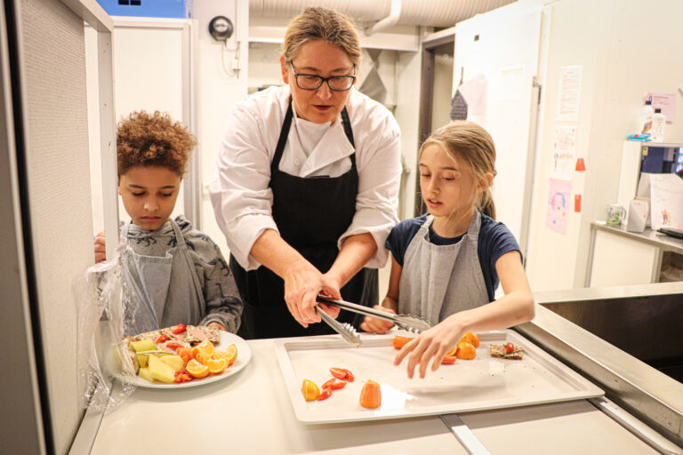 Foreldrerepresentant Teresa Bergerud (t.v.) og rektor Hanne Holme ved Kongsvinger Montessoriskole ønsker 10 nye elever velkommen neste skoleår.