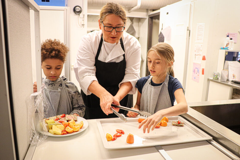 Foreldrerepresentant Teresa Bergerud (t.v.) og rektor Hanne Holme ved Kongsvinger Montessoriskole ønsker 10 nye elever velkommen neste skoleår.