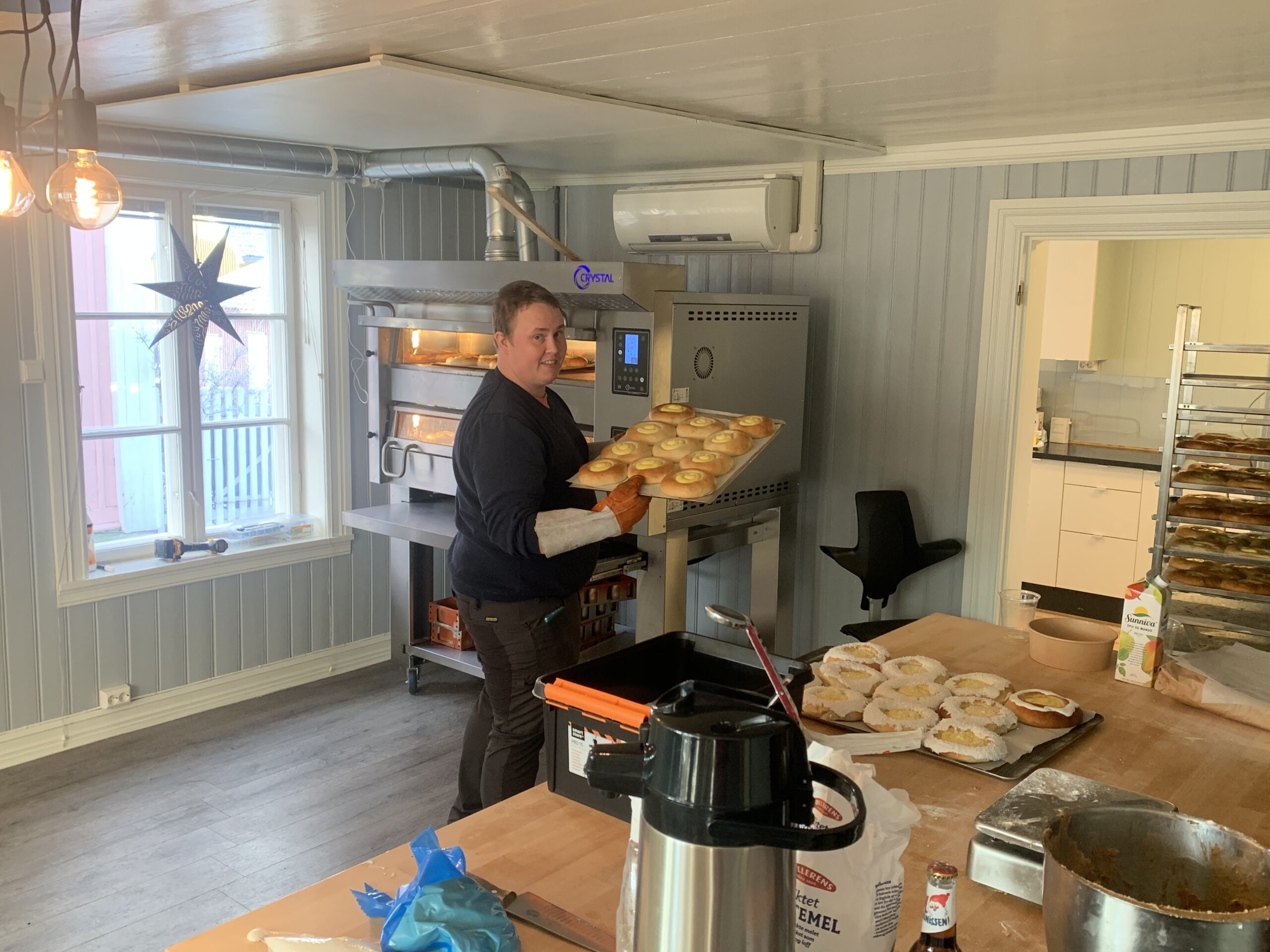Baker Patrick Smestad i aksjon med skolebrød som er klare for dekorering. Han og Silje Simonsen er klare for å gi Kongsvinger rykende ferske bakevarer.