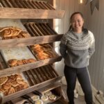I dag kunne Sara Nilsson tilby kanelboller og skolebrød. Om ikke mange dagene utvides sortimentet