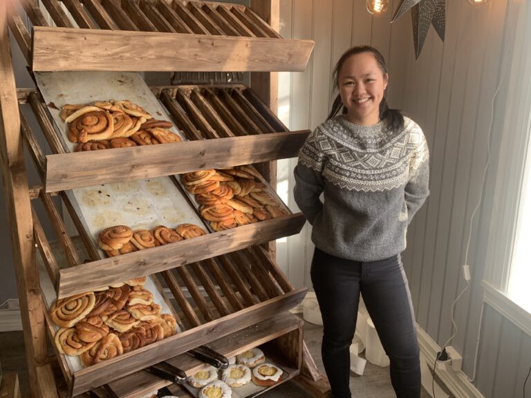 I dag kunne Sara Nilsson tilby kanelboller og skolebrød. Om ikke mange dagene utvides sortimentet