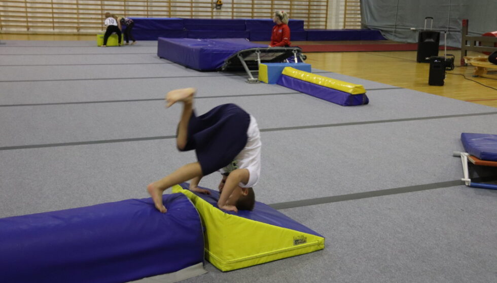 Arkivfoto fra da Mitt Kongsvinger besøkte Holthallen og så på treningen til «Gymlek» i KIL Turn.