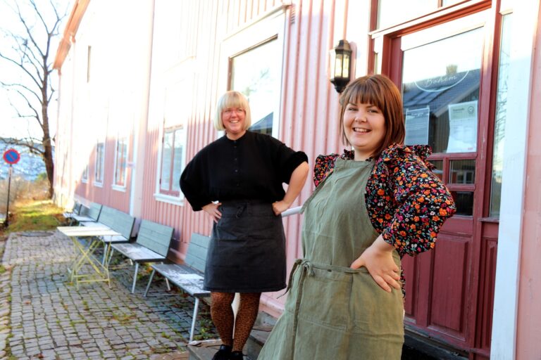 Mari Søbye Østlid (t.h.) og Toril Ramstad i Kafe Bohem