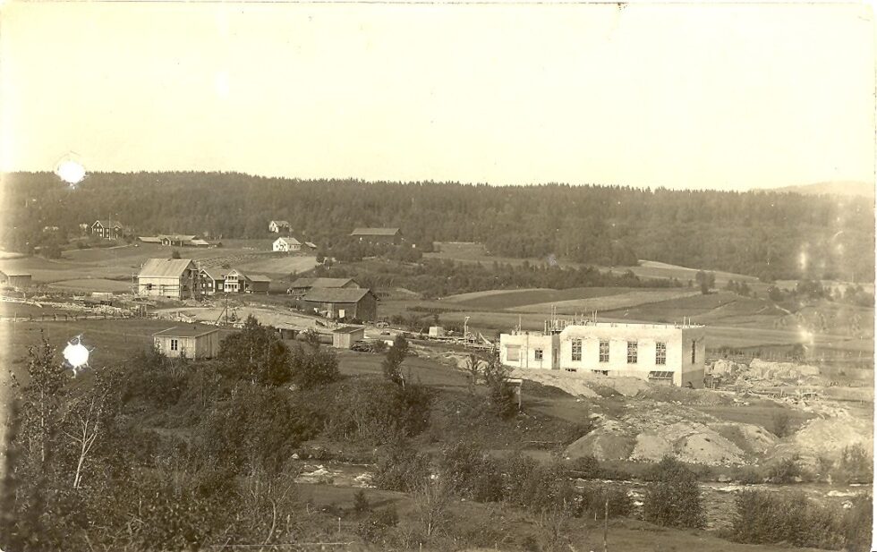 Kraftverket på Brødbøl ble bygget i 1920 og er fortsatt i drift. Verket startet kraftproduksjonen i april 1921.