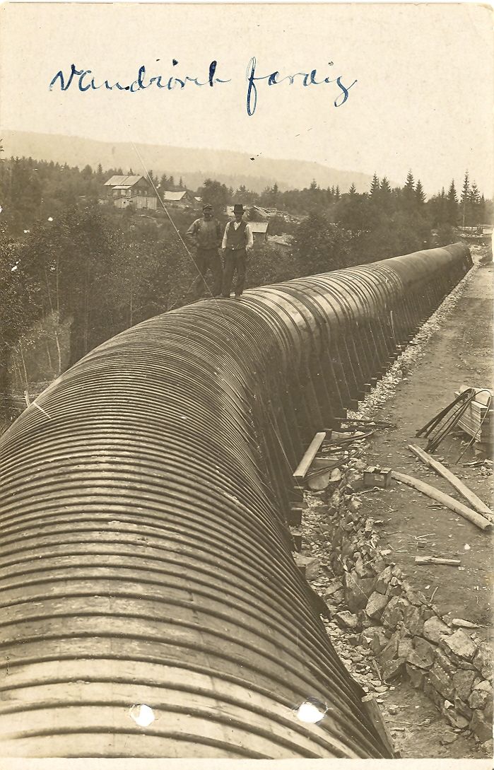 Det ferdige tre-røret på nesten 1200 meter ble holdt sammen av stålbånd. Etter hvert som røret ble eldre måtte man stramme til båndene for å unngå vannlekasjer.