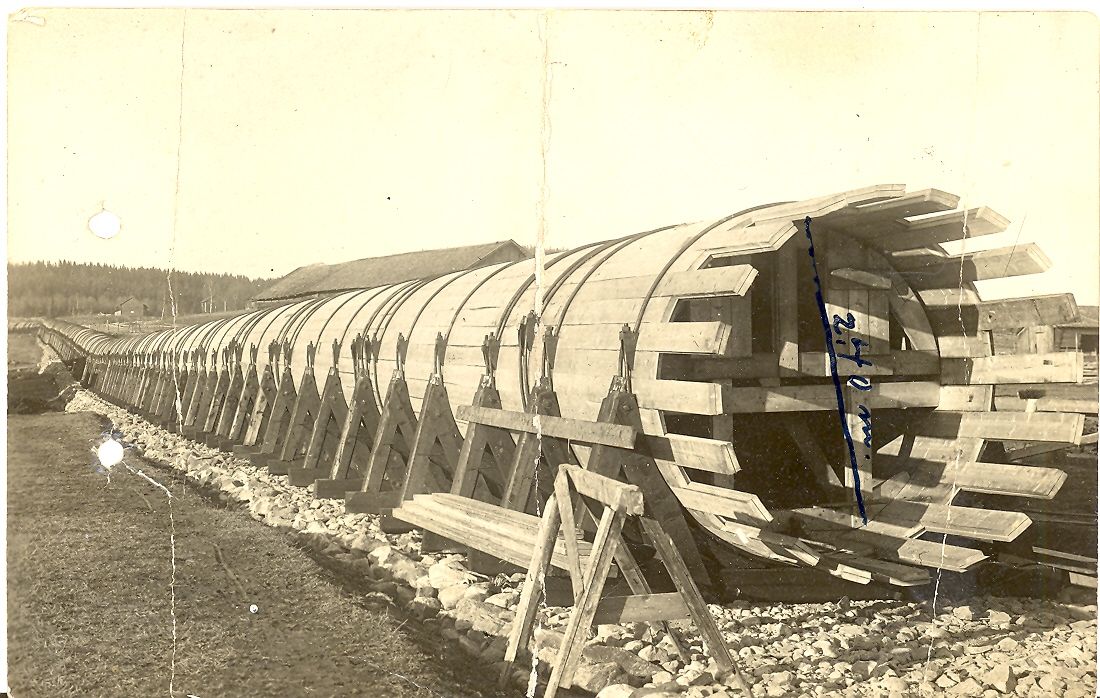 Fra 1920 til 1946 hvilte rørgaten på trebukker.