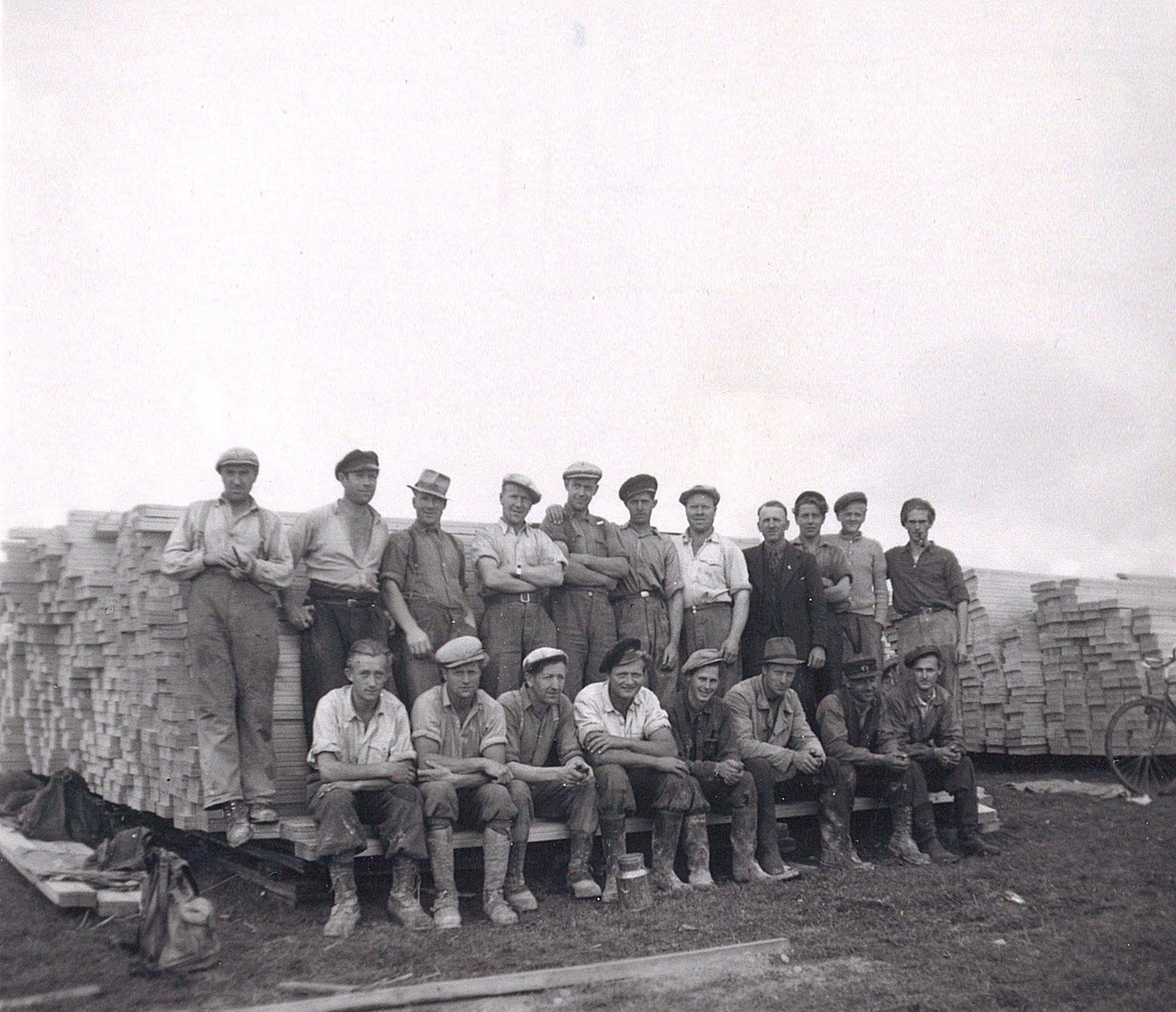 Ø.M Fjeld sin første jobb i Kongsvinger-distriktet var på Brødbøl i 1946. Her er arbeidslaget oppstilt til fotografering. Foto: Ø.M Fjeld.