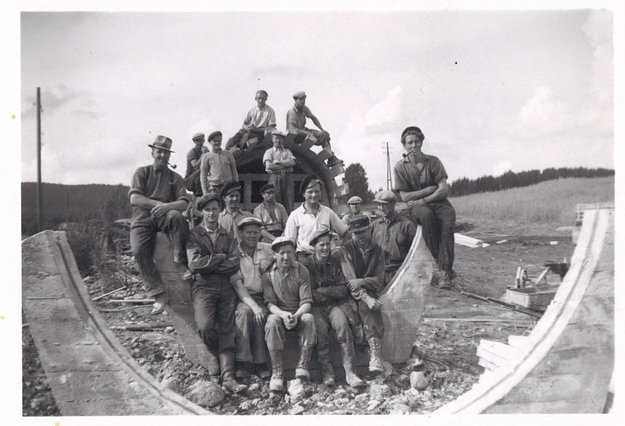 Mange rundt om på Brødbøl ble ansatt på akkord for å bygge opp rørgaten i 1946. Foto: Ø.M Fjeld.