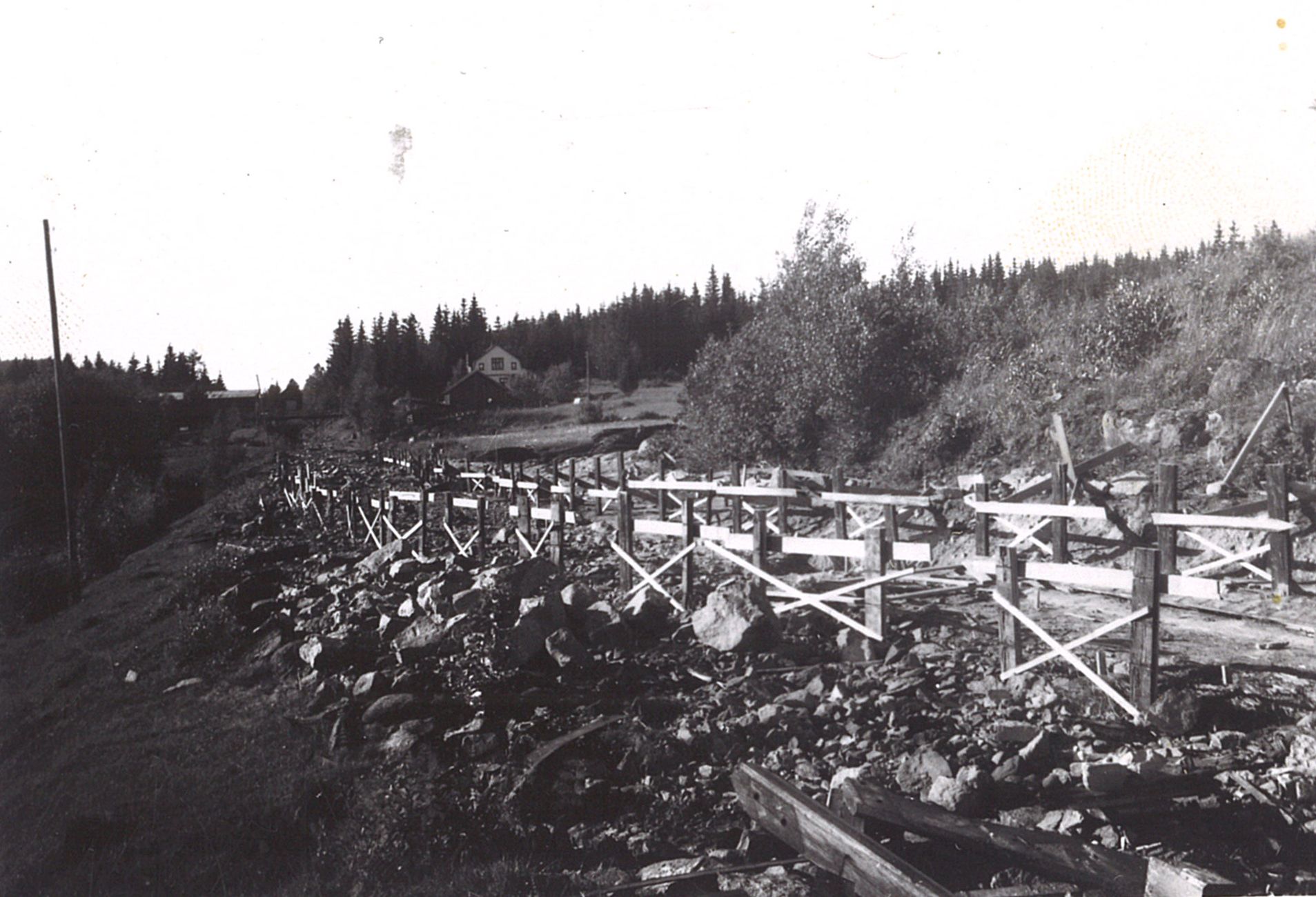 I 1946 ble det originale trerøret skiftet ut for første gang. Samtidig ble også tresvillene røret hvilte på erstattet med oppmurte vogger. Arbeidet ble utført av Øivind M. Fjeld. Foto: Ø.M Fjeld