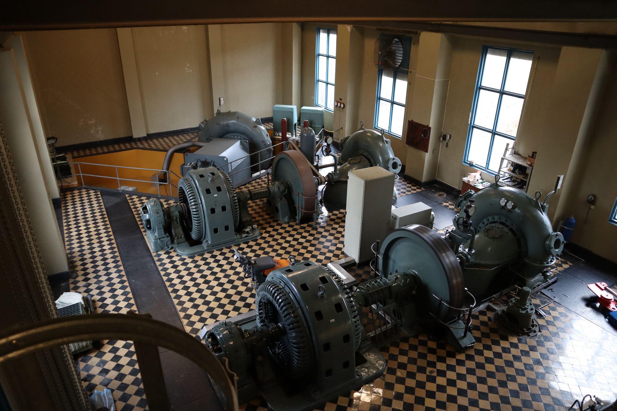 Maskinhallen sine tre aggregat. Aggregatet nærmest er fra 1920 og produserer fortsatt strøm. Aggregatet i midten fungerer i dag som delemaskin. Den nye turbinen er plassert i gropa lengst unna.