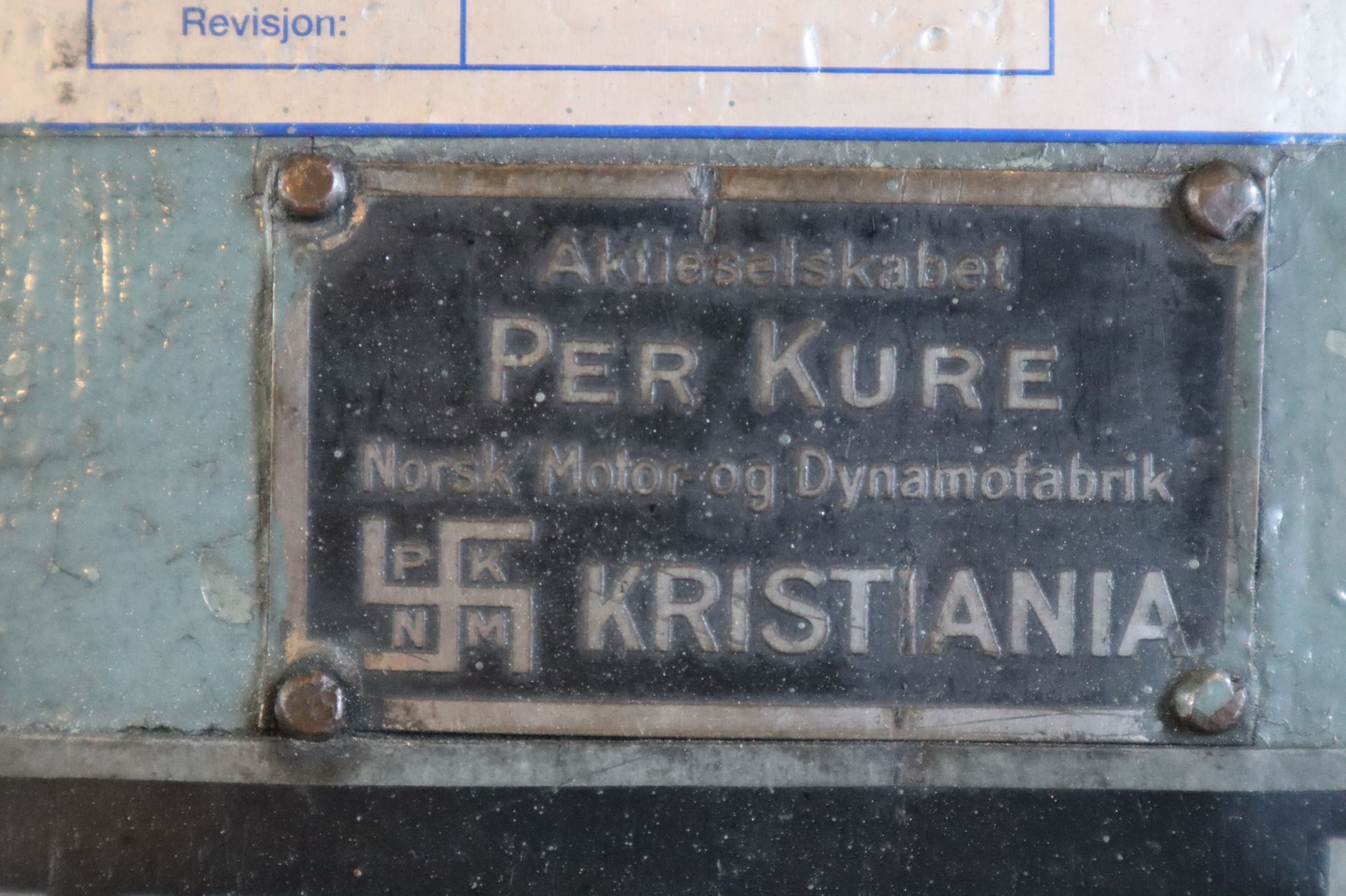 De originale maskinen er levert fra svenske og norske produsenter. Hakekorset, som senere skulle få en helt annen betydning, var et godt innarbeidet symbol for vannkraft. Blant annet ble vannkraftverk merket på norske kart med dette symbolet.