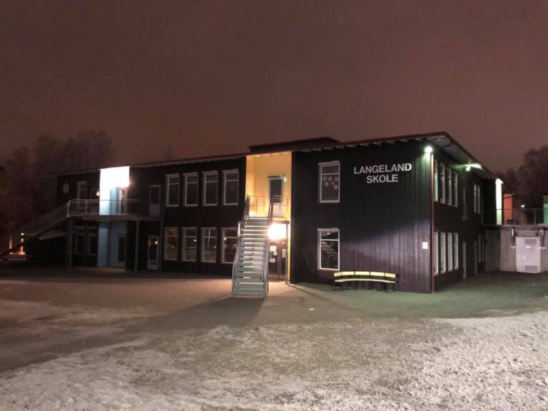 Langeland skole, bygd i 1973 for et langt lavere antall elever enn dagens.