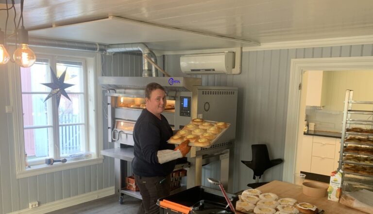 Baker Patrick Smestad i aksjon med skolebrød som er klare for dekorering. Han og Silje Simonsen er klare for å gi Kongsvinger rykende ferske bakevarer.