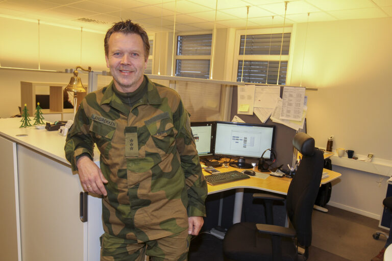 Inge Langrekken er områdesjef i HV05, og oppfordrer alle HV-soldater om ta på seg uniformen fredag 4. desember. Han har sivil jobb på Eskoleia, og fredag stiller han i den grønne uniformen på jobb.