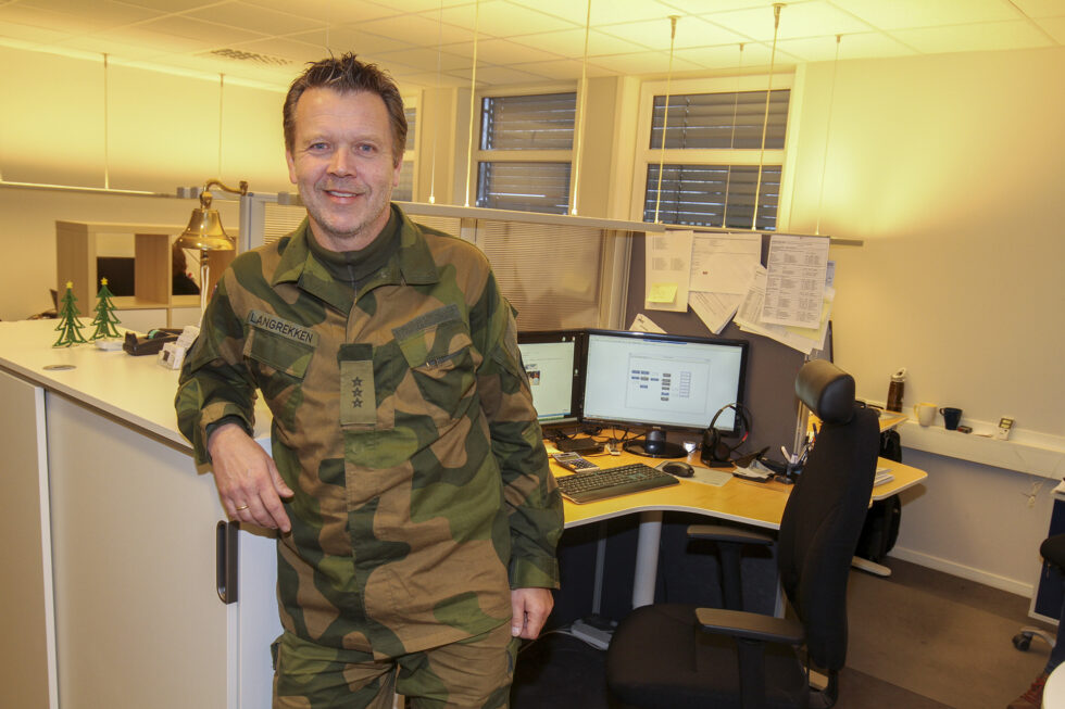 Inge Langrekken er områdesjef i HV05, og oppfordrer alle HV-soldater om ta på seg uniformen fredag 4. desember. Han har sivil jobb på Eskoleia, og fredag stiller han i den grønne uniformen på jobb.