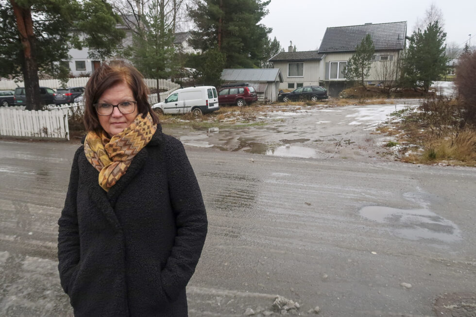 Bente Otterdal Møller er fortvilet over at det har tatt tre år å få naboen til å rydde opp, uten at noe er skjedd.