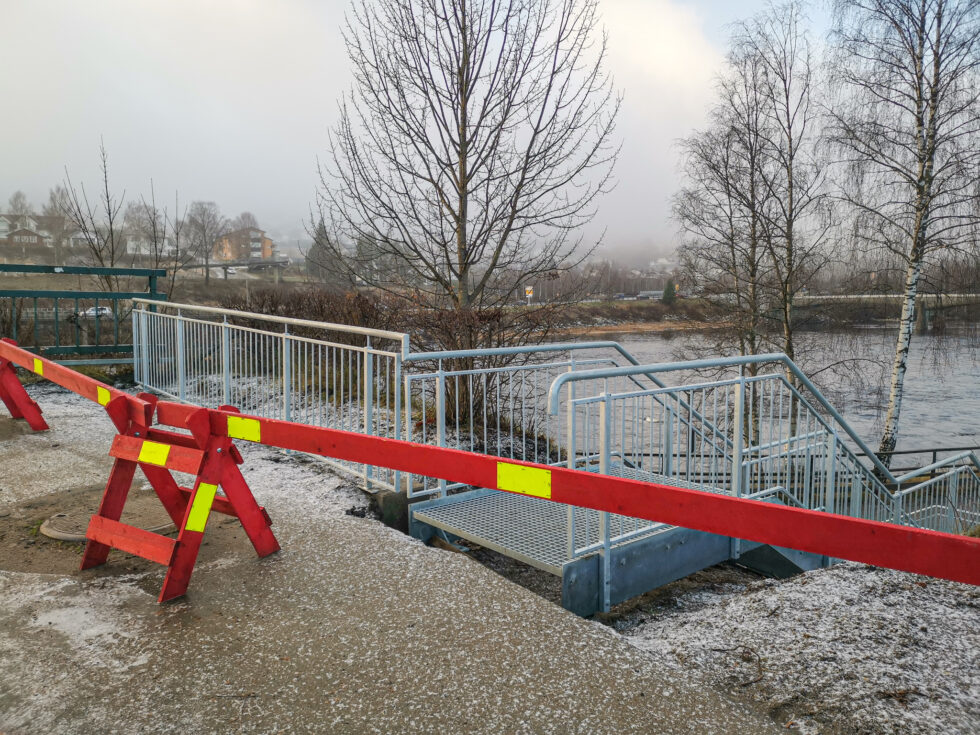 Den nye trappa fra Storgata og gamlebrua ned på Strandpromenaden er på plass, men fortsatt ikke tillatt å bruke. Til tross for sperringen, blir den allerede benyttet av mange.