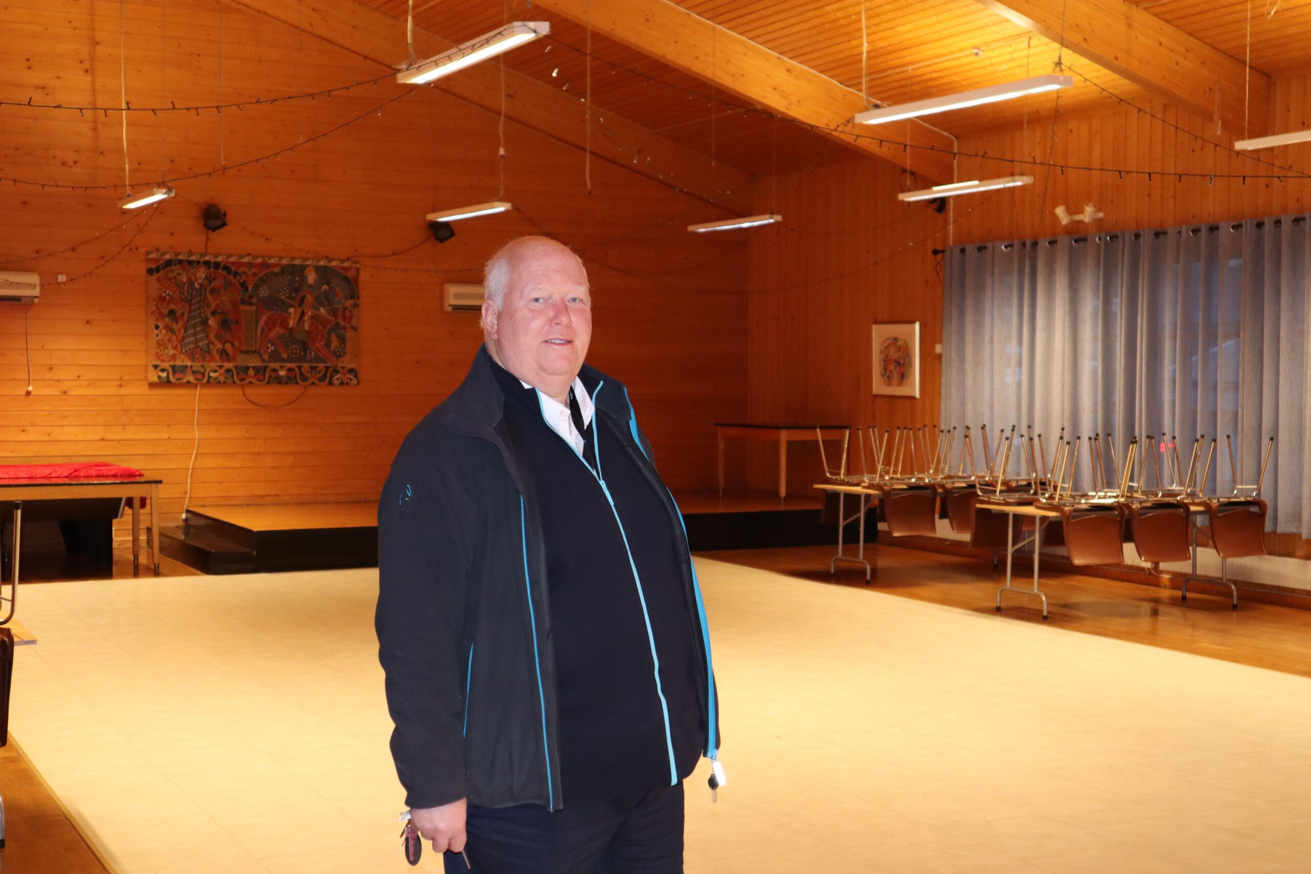 Leder for Roverud Samfunnshus, Geir Christensen, er takknemlig for den givergleden og støtten han opplever at storstua på Roverud får i disse dager. Uten den hjelpen ville det vært vanskelig, sier han