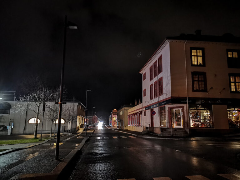 Deler av Jernbanegata og Sofies gate i Kongsvinger sentrum har vært mørklagt i flere uker. Nå har Laje funnet feilen, og vil starte utbedring kommende tirsdag.