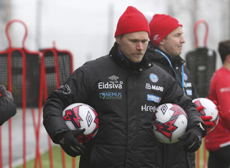 Assistenttrener Toni Huuhka (nærmest) skal lede KILs skjebnekamp fra benken mens Espen Nystuen (bak) fortsatt må finne seg en annen plass langs banen.