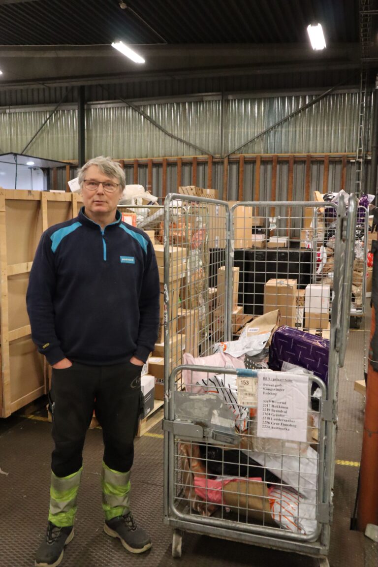 Vinger transportservice AS har sju lastebiler og varebiler på veiene i vårt distrikt med pakker som skal fram til jul. Jan Erik Wold laster opp sin bil før den skal ut på veien.