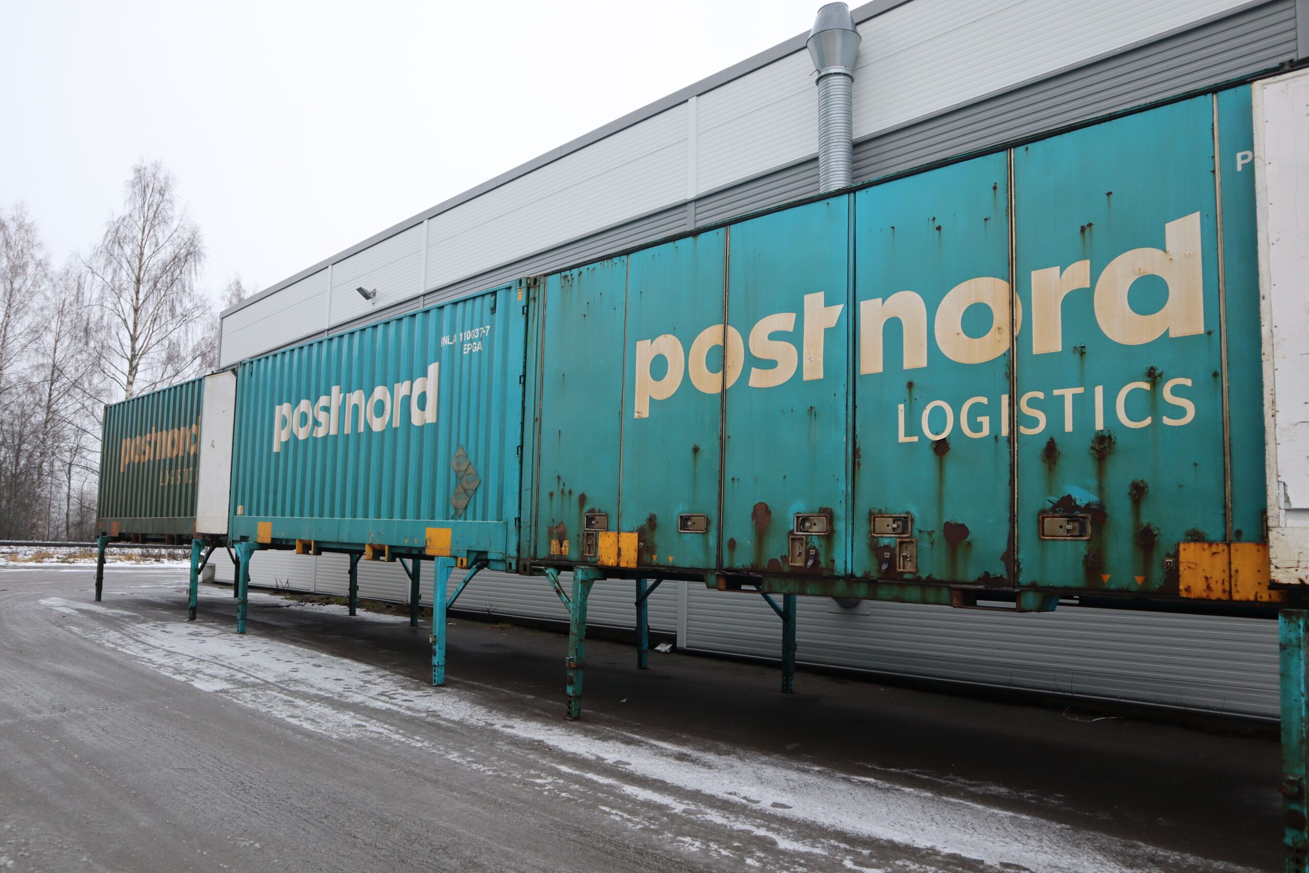 Opptil seks slike 40 fot store containere leveres hver natt på terminalen ved Norsenga. Her blir pakkene sortert og lastet om for videre transport ut til kundene