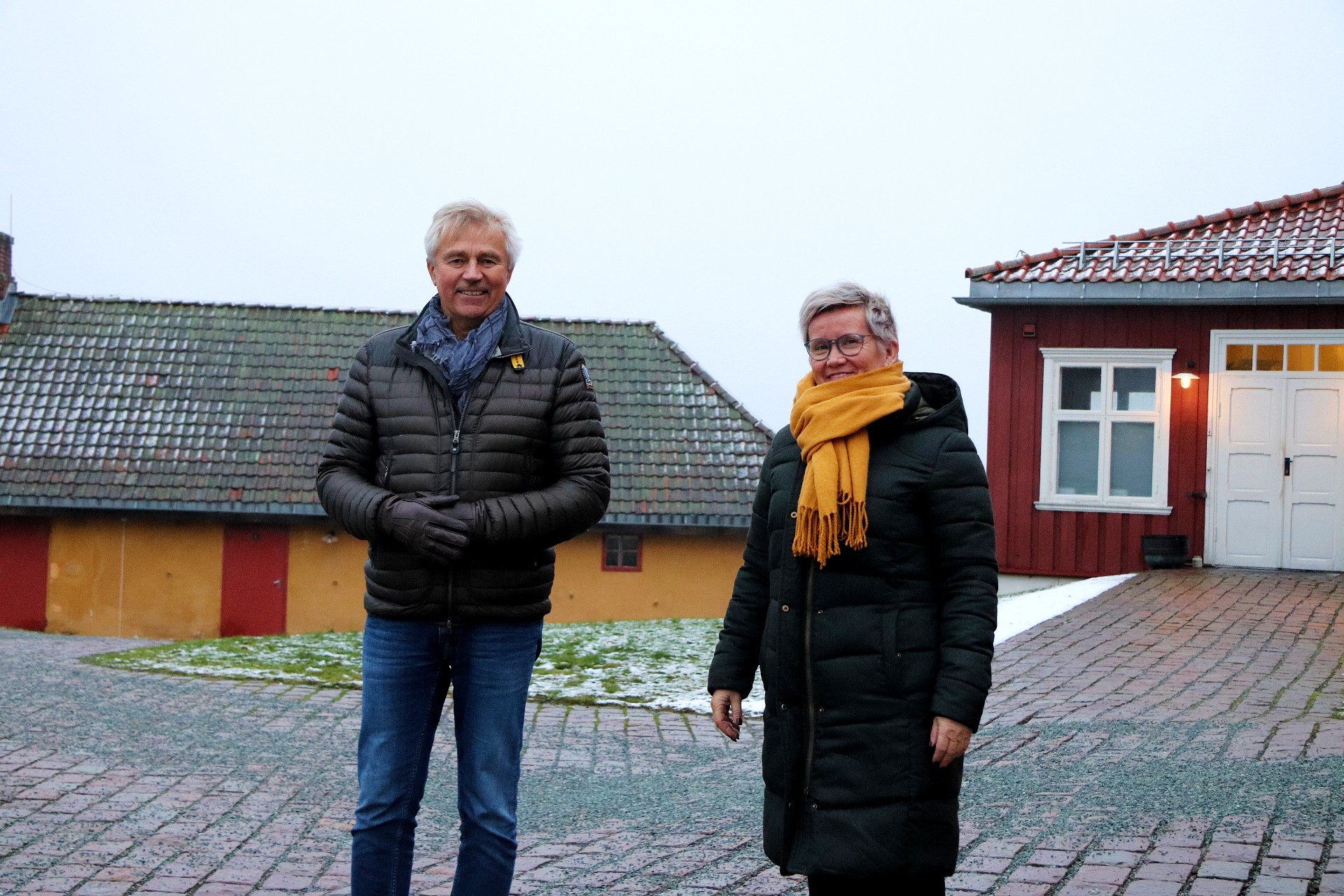 Festningsforvalter Jonny Oskar Fjeld og Monica Grønvoll Aaen, som er driftsdirektør for Festningshotellene.