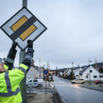 Kongsvinger kommune ved Andreas Fuglum (t.v.) og Innlandet fylkeskommune ved Arne Skybak på befaring i krysset Eidemsgate/Parkvegen midt i Kongsvinger sentrum. Her skjer det uvanlig mange hendelser.