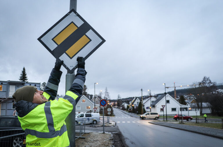 Kongsvinger kommune ved Andreas Fuglum (t.v.) og Innlandet fylkeskommune ved Arne Skybak på befaring i krysset Eidemsgate/Parkvegen midt i Kongsvinger sentrum. Her skjer det uvanlig mange hendelser.