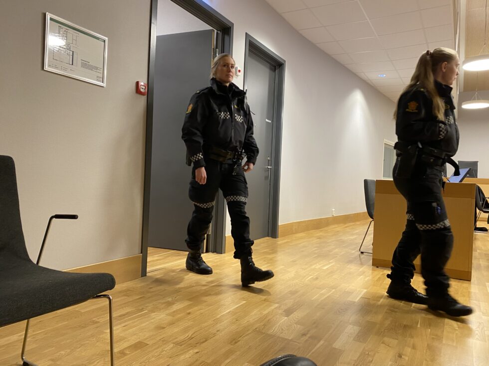 Tiltalte, som sitter i varetekt, ble fulgt til retten av to politibetjenter.