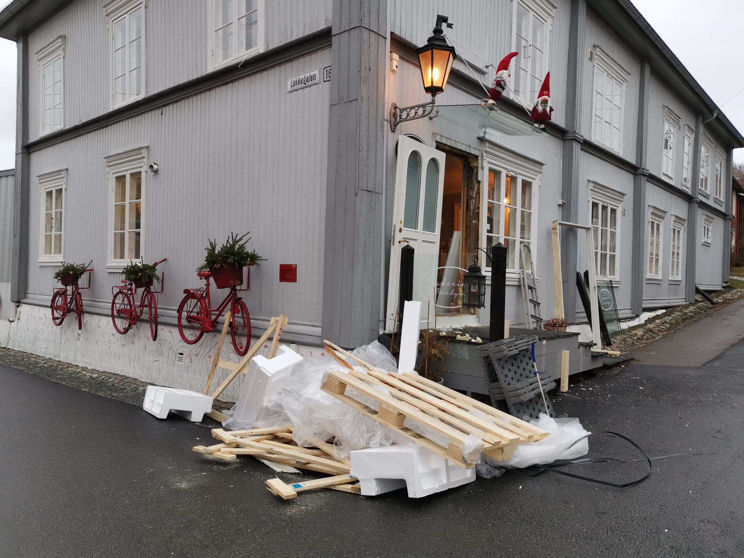 Det ser brutalt ut når man skal inn gjennom trange døråpninger. Men alt gikk veldig bra.