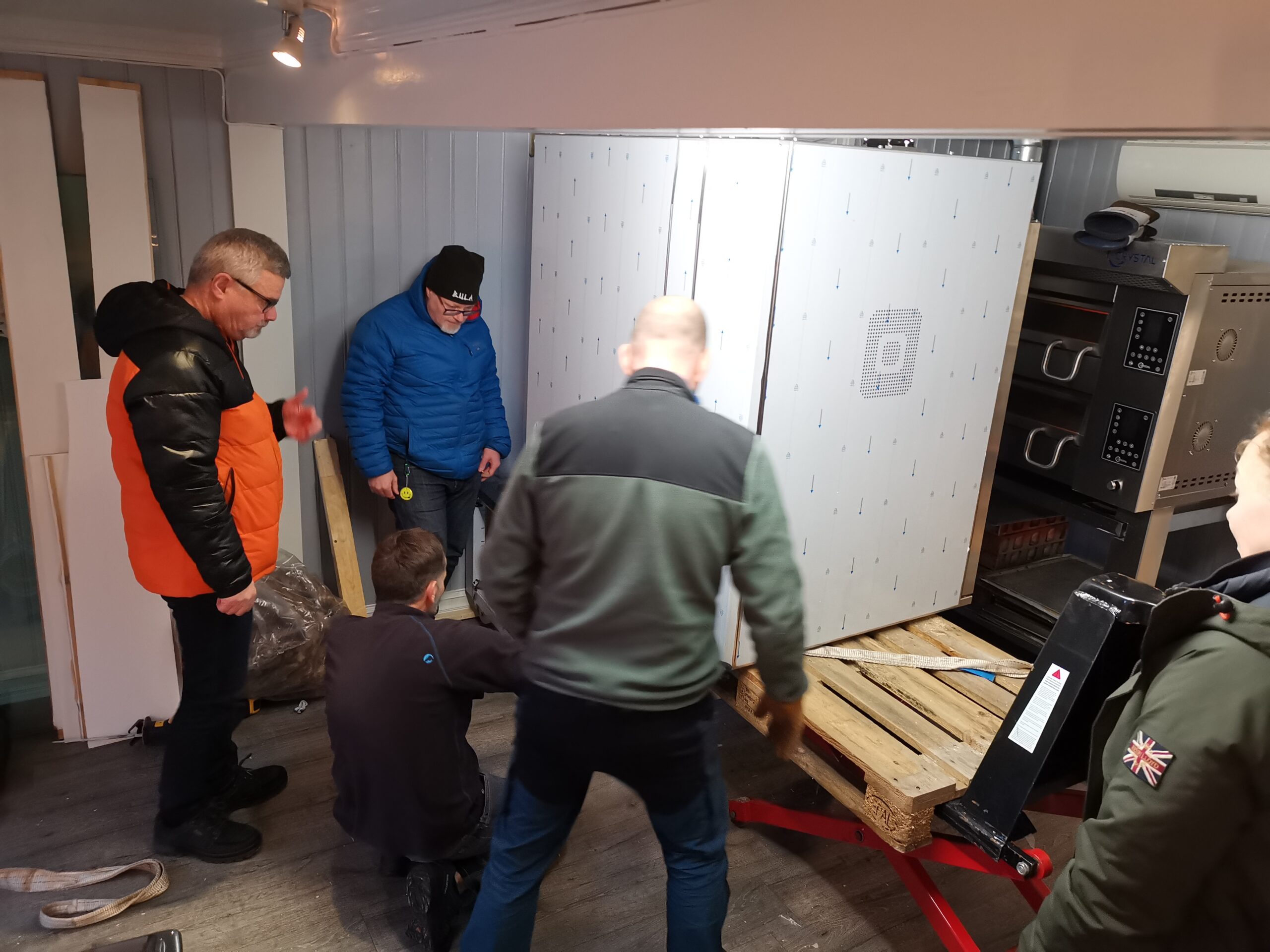 Det er viktig å ha nok av gode medarbeidere og hjelpere når 400 kilo skal finne sin plass i bakeriet.