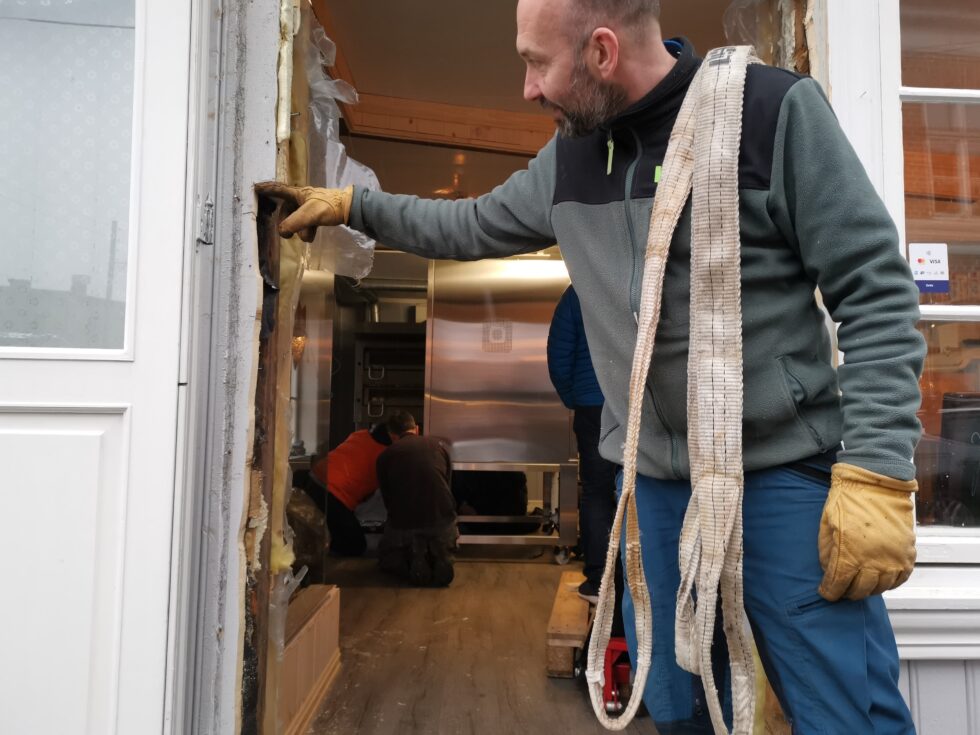 Endelig står den nye ovnen der. 400 kilo er løftet opp på stativet. Nå gjenstår de siste tilkoblingene.