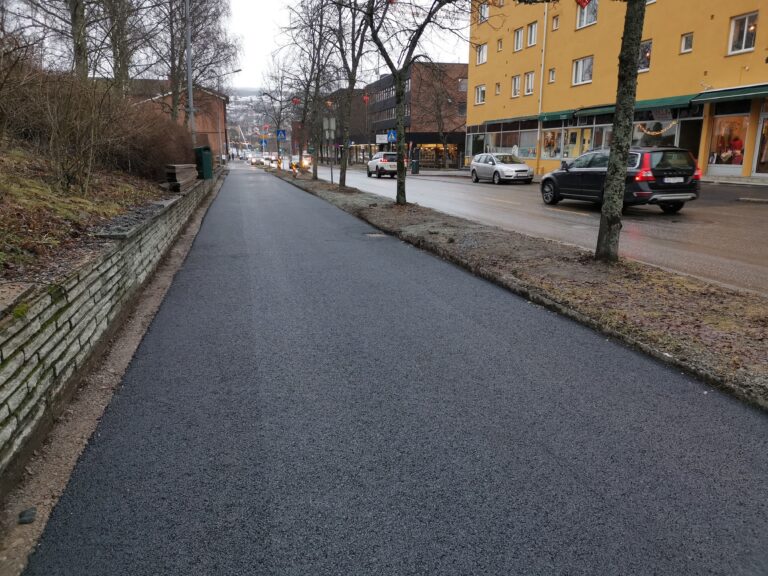 Ny asfalt og åpent fotgjengerfelt - for nå.