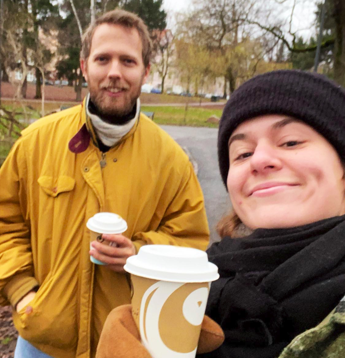 Produsentene Martin Høgberget og Tara Solli har jobbet hardt den siste tiden med å få alt på plass – for det meste med utekontor, i disse korona-tider.