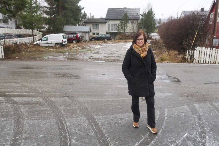 Bente Otterdahl Møller og naboene på Gjemselund har gjentatte ganger tatt opp forsøpling på privat grunn i nærmiljøet med kommunen. I dag fikk de svar på hvorfor kommunen sliter med å få gjort noe med forholdene.