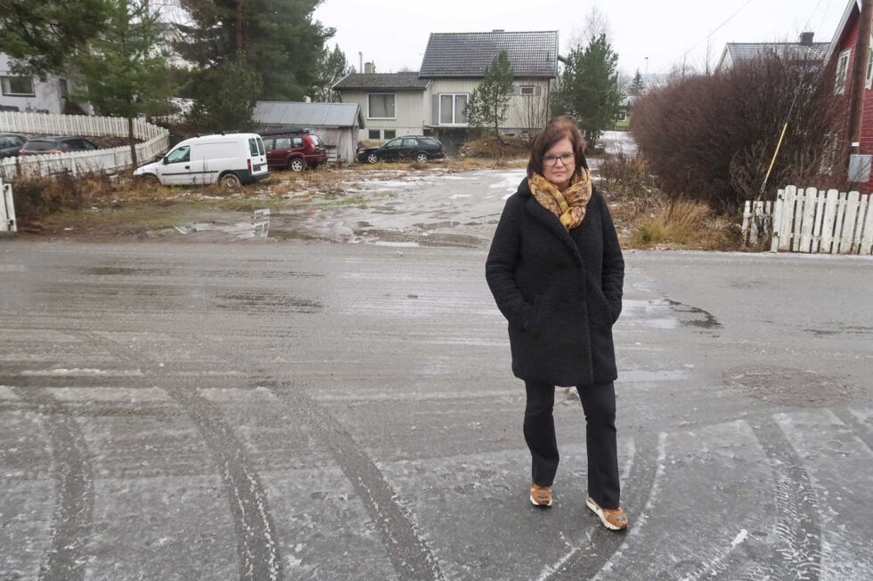 Bente Otterdahl Møller og naboene på Gjemselund har gjentatte ganger tatt opp forsøpling på privat grunn i nærmiljøet med kommunen. I dag fikk de svar på hvorfor kommunen sliter med å få gjort noe med forholdene.